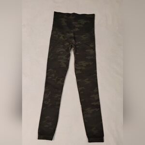 SPANX Women's Camouflage Leggings - Green and Black